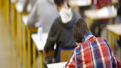 التعليم: ضبط المسئول عن تصوير أجزاء من امتحان اللغة الإنجليزية وطالب حاول الغش