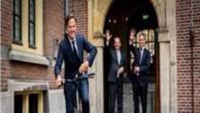 رئيس وزراء هولندا يغادر منصبه على دراجة هوائية