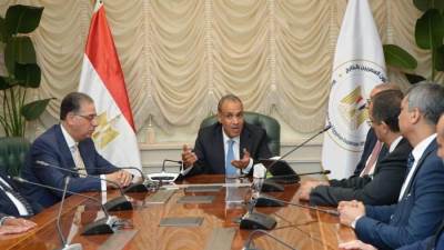 وزير الخارجية والهجرة وشئون المصريين بالخارج يجتمع مع قيادات وأعضاء قطاع الهجرة بالوزارة