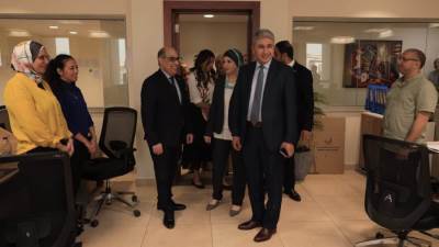 وزير السياحة يستهل ثاني أيام عمله بالوزارة بجولة للتعرف على الموظفين والعاملين بالإدارات المختلفة والهيئات التابعة لها