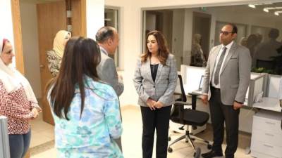 وزيرة التنمية المحلية تقوم بجولة للتعرف على الموظفين والعاملين بالإدارات المختلفة وتعقد سلسلة من الاجتماعات مع قيادات الوزارة