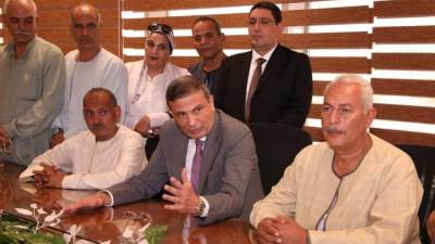 علاء فاروق يلتقي عددا من المزارعين في أول يوم عمل له بالوزارة