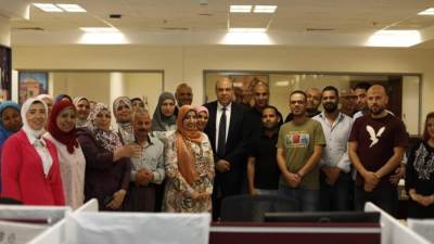 "وزير الطيران المدني" يلتقي بالعاملين ويتابع سير العمل بمقر الوزارة بالعاصمة الإدارية الجديدة