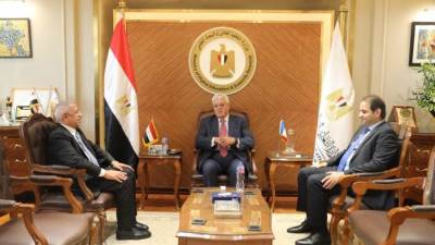 وزير التعليم العالي يعقد اجتماعًا مع رئيس الأكاديمية العربية للعلوم والتكنولوجيا والنقل البحري