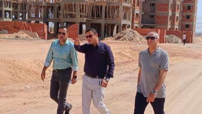 وزير الإسكان يتفقد الموقف التنفيذى لوحدات مبادرة "سكن لكل المصريين" بمدينة العاشر