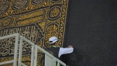 تستهلك 1220 كيلو جراماً من الحرير والذهب والفضة.. تغيير كسوة الكعبة غدًا