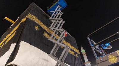 بالصور.. بدء أعمال مراسم تغيير كسوة الكعبة المشرفة 