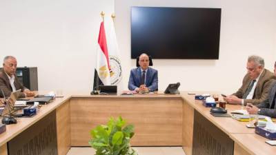 سويلم يتابع الموقف المائى بمحافظة أسوان خلال فترة أقصى الإحتياجات المائية 