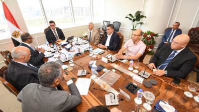 وزير الإسكان يتابع الموقف التنفيذى لمشروعات زيادة إمداد محطة مياه القاهرة الجديدة من المياه العكرة