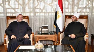 وزير الأوقاف يستقبل مفتي الجمهورية ونقيب الأشراف