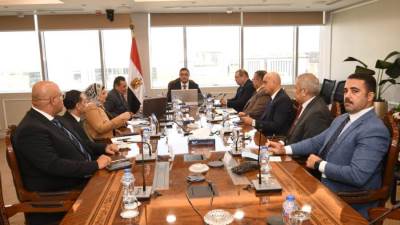 وزير الإسكان يستعرض مقترحات تعظيم دور الهيئة العامة للتنمية السياحية