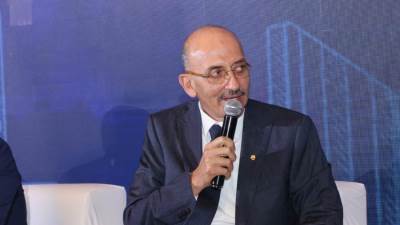 المهندس علاء فكري يدير جلسة بحضور كبار المطورين والمصرفيين لبحث تحديات التمويل العقاري