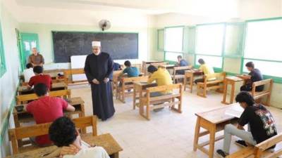 بدء اللجنة الأولى لطلاب الثانوية الأزهرية القسم العلمى فى مادة الكيمياء