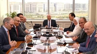 كامل الوزير يبحث مع مجموعة المنصور للسيارات سبل دعم مشروعات المجموعة لتصنيع السيارات وقطع غيارها والمركبات الكهربائية