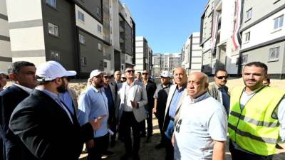وزير الإسكان يتفقد المشروعات السكنية ومحطة تحلية مياه البحر