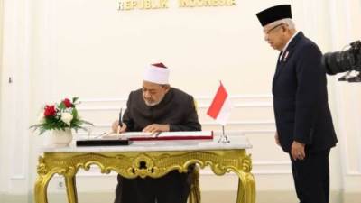 شيخ الأزهر يبحث مع نائب رئيس جمهورية إندونيسيا سبل تعزيز التعاون المشترك