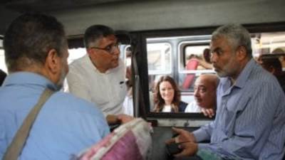 محافظ الجيزة يستمع لشكاوى المواطنين من داخل سيارة ميكروباص.. ويؤكد: هاجى تانى