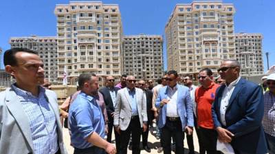 وزير الإسكان يتفقد موقف تنفيذ 3068 وحدة.. و310 فيلات بالتجمع العمراني "صوارى"