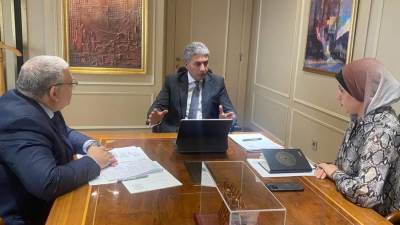 وزير السياحة يواصل اجتماعاته المكثفة مع قيادات الوزارة والهيئات التابعة لها