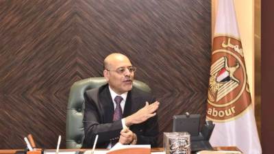 وزير العمل يوجه بصرف 200 الف جنية لثلاثة من العمالة غير المنتظمة ضحايا حادث الأقصر