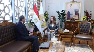 وزيرة التنمية تستقبل محافظ قنا بمقر الوزارة لمتابعة الملفات الخدمية