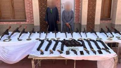 مصرع عنصر شديد الخطورة وضبط اثنين آخرين بحوزتهما 30 سلاحا ناريا بأسيوط