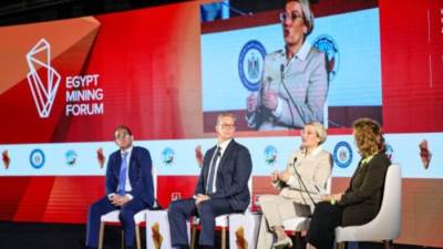 وزيرة البيئة: تعاون مع البترول لطرح خارطة طريق للمستثمرين تراعى الأبعاد البيئية فى قطاع التعدين