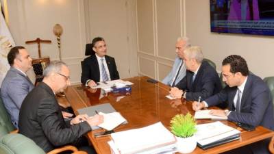 وزير التموين يجتمع برؤساء ٣ شركات تشمل شركتى الجملة والمجمعات الاستهلاكية التابعة للشركة القابضة للصناعات الغذائية 