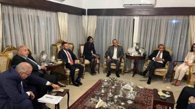 وزير الخارجية والهجرة يلتقي مع كبار رجال الأعمال الغانيين خلال زيارته إلى أكرا