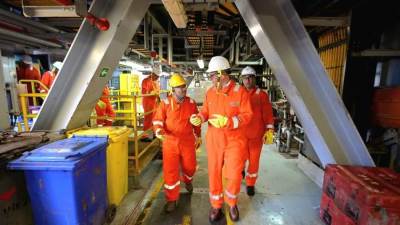 وزير البترول يتفقد اعمال تنمية وإنتاج الغاز الطبيعى من حقول غرب دلتا النيل البحرية