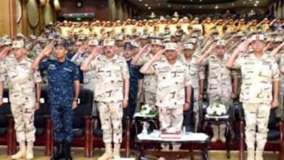 وزير الدفاع يلتقى رجال القوات المسلحة بالمنطقة الشمالية وقيادة "البحرية"