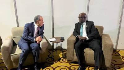 وزير الخارجية يلتقي مع نظيره من رواندا