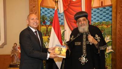 محافظ القاهرة يعرب عن سعادته بلقاء البابا تواضروس.. ويصفه بـ"رجل دولة من الطراز الأول"