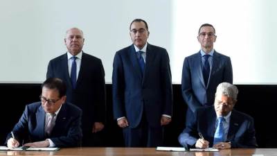 "شارب" اليابانية ومجموعة "العربي" توقعان عقد شراكة لتصنيع الثلاجات والديب فريزر