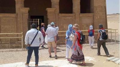 وفد سياحي أسباني يزور المناطق الأثرية بالمنيا