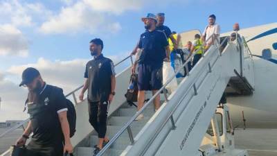 مصر للطيران تنقل فرق أهلي طرابلس والمدينة والسويحلي الليبية من روما إلي معيتيقة