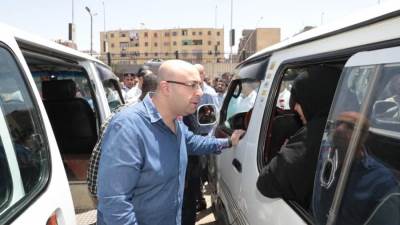 محافظ القاهرة يوجه بوضع ملصقات بالتسعيرة الجديدة على زجاج السيارات