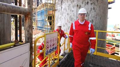 وزير البترول يقوم بجولة بحرية لمنصة تسهيلات إنتاج حقل شمال صفا البحرى