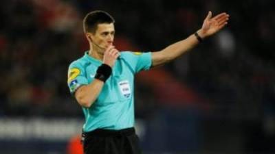 طاقم تحكيم فرنسى لإدارة مباراة الأهلى والمصرى بالدورى غدا