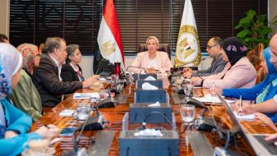 وزيرة البيئة تعقد اجتماعاً لقيادات الوزارة وممثلى البنك الدولى لمناقشة الإستعدادات لموسم السحابة السوداء