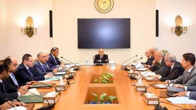 وزير الخارجية والهجرة يجتمع بقيادات وأعضاء الوزارة المعنيين بالموضوعات الإفريقية