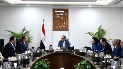 رئيس الوزراء يتابع مع وزير قطاع الأعمال موقف تطوير المشروعات الصناعية للغزل والنسيج والألومنيوم والسيارات