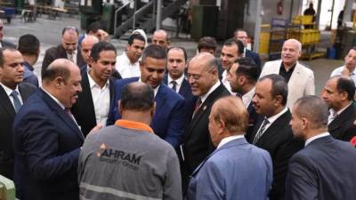 وزير العمل يتفقد شركتى «الأهرام لنُظم الأمان» و"الأمراء لإنتاج السيراميك"