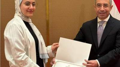 سفير مصر بالدوحة يكرم ويهنىء الطلاب المصريين الأوائل على الثانوية العامة القطرية