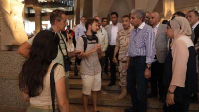 وزير السياحة والآثار يلتقي بمجموعة من الزائرين والسائحين الأجانب خلال تواجدهم بمنطقة الدرج العظيم بالمتحف