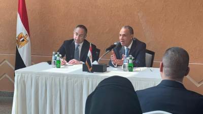 وزير الخارجية والهجرة يعقد لقاءاً مع رموز الجالية المصرية في قطر