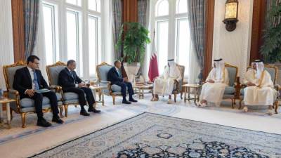 أمير دولة قطر يستقبل وزير الخارجية والهجرة وشئون المصريين بالخارج خلال زيارته الحالية إلى الدوحة