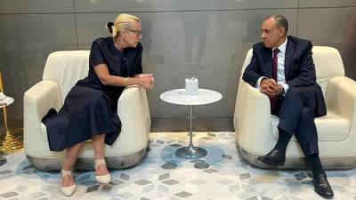 وزير الخارجية يلتقي كبيرة منسقي الأمم المتحدة للشئون الإنسانية وإعادة الإعمار في قطاع غزة على هامش زيارته إلى الدوحة