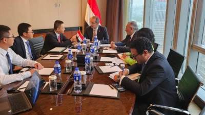 وزير الاتصالات يعقد مباحثات مع شركات صينية عالمية رائدة