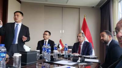 وزير الاتصالات يبحث مع عدد من الشركات الصينية المتخصصة في مجالات تصنيع الهواتف